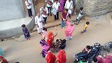 印度女人很会跳舞，在印度街边，经常看到这样的场景