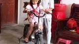 兄妹俩人趁妈妈午休，载着狗狗在屋内骑车兜风