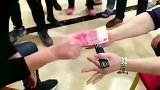 就一张百元大钞，能把筷子砍断，简直不敢相信！