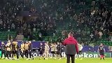 哲凯赖什在返回更衣室前 向葡体全场球迷致意