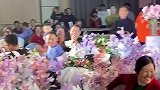 宝宝坐在小车上做花童送戒指