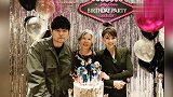 昆凌晒全家福为周杰伦庆祝生日叶惠美手挎儿子儿媳画面温馨幸福