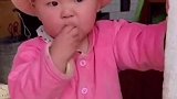 萌娃趁妈妈干活偷吃大蒜，被辣的泪流满面又萌又委屈的真是太可爱啦萌娃 这是高手 人类幼崽