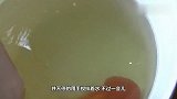 金鱼眼睛被肉挡住了，男子为金鱼做切割手术，镜头记录全过程