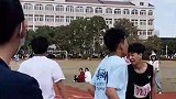 男子四百米接力跑时，竟在跑道中央跳起舞来