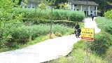 四川方言：二娃学红鸡公摩托车，把油门当刹车！