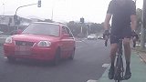 澳大利亚：一辆汽车内乘客试图用棍子打倒一名骑车男子