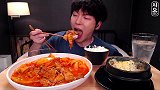 韩国美食：炖猪泡菜和蛋羹+白饭，那味道真香啊，你有饿了吗