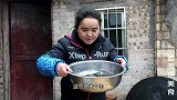 苗大姐爸爸捡来螺蛳，下锅一煮酸酸辣辣，吸功厉害吃得香