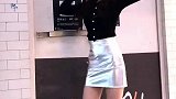 长腿姑娘，穿着银色小短裙，跳着漂亮的舞蹈