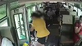 恐怖！贵州一客车行驶中后门未关闭 女乘客突然跳车不省人事