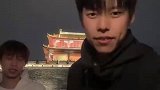 俩小伙在景点拍视频