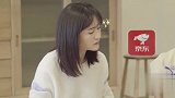 千玺超有礼貌不敢坐主位，何老师谢娜超暖心帮千玺放松，千玺害羞
