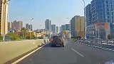 跟车距离过近 丰田猝不及防追尾前车！