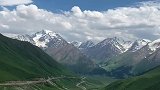 带着红旗去旅行，走哪儿都是风景线！