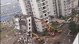 施工楼倾斜偏向居民楼，三台挖掘机争分夺秒终于化险为夷