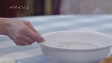 婆婆喝粥没用公勺,狐狸精当场发飙,下秒儿子一举动太赞