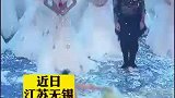 孔雀公主在聚光灯下惊艳起舞，身后杨丽萍老师捧花注视