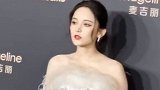 迪丽热巴 身穿蓝色人鱼裙 和古力娜扎 今晚同台争艳，两人的美貌一直被比较，你觉得谁赢了呢？