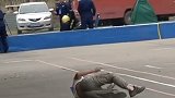 广西：消防员招录考核选拔，退伍老兵摔倒带伤继续跑