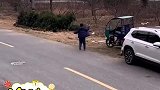 孩子跟着爷爷上山下地，追逐的脚步显得格外欢乐