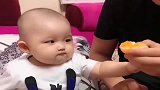 爸爸不给宝宝吃橘子，宝宝这表情太逗了，看完不许笑！