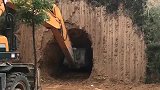 你们见过挖掘机挖山洞吗不知道是在做什么用