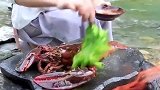 小媳妇来河里烤龙虾吃,刚出锅就发生了意外,可惜了