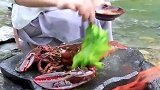 小媳妇来河里烤龙虾吃，刚出锅就发生了意外，可惜了！