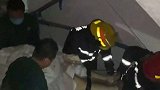 300斤重男子深夜突发疾病 5名消防员合力将其抬下楼