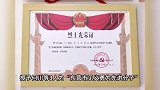 男子带两张遗照看阅兵：父亲抗美援朝牺牲，儿子救人牺牲获评烈士
