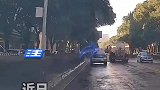 洒水车的“浪漫与温暖”，遇到公交站台与行人停止洒水
