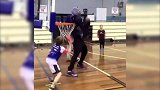 篮球-17年-状元热门富尔茨制霸球场 连帽小孩毫不留情-新闻