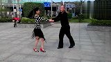 两口子交谊舞跳的真是好 大妈全靠大哥带 真带劲