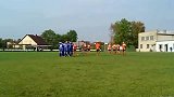 足球-14年-足球赛惊现蛋疼战术 11人围成圈坦克式推进-花絮