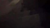 女子深夜独自在路灯下吼叫