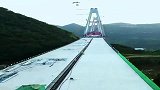 贵州正在修的罗平高速，平塘特大桥，横跨大山间的主塔高米