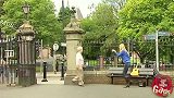 国外恶搞：帮忙照看美女的吉他，被摔碎后路人直接懵了！