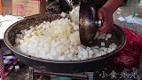 80后小伙，不愿城里上班，街头卖小吃，五元一碗，十分钟卖半锅
