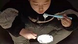 爸妈在屋里吵架，男孩来逗姐姐开心