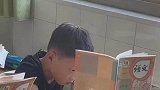 老师发现晨读时男孩没张嘴，偷偷塞纸条，学生用实际行动回应温暖
