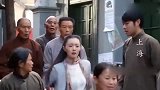父亲被恶霸暴打，不料女儿一口吹哨，恶霸立马都怂了。