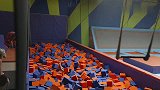 真爽！五胞胎集体去高空蹦床乐园，老三黑兹尔太会玩了