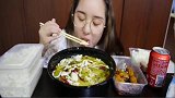 小姐姐吃鱼锅厉害了，连鱼刺都嚼了，这吃法我服气了