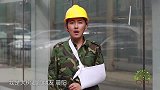 看到受伤的农民工鞋带开了，有人跑了过来
