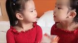 姐妹俩感情真好，姐姐愿意和妹妹一起分享所有好吃的