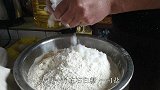 农忙时节没时间做饭吃，老妈在姥姥家炸麻花，分给自己的亲人们！