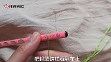 把铅笔缝到衣服上，成品新奇又漂亮，姑娘现场操作，看完大开眼界