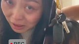 单亲妈妈一人边照顾工作边工作，当女儿头上长满虱子，妈妈自责的落泪