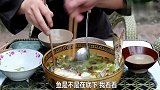 四川方言剧：小伙请客吃饭，老婆却偷吃鱼肉，不料被鱼钩钩住了